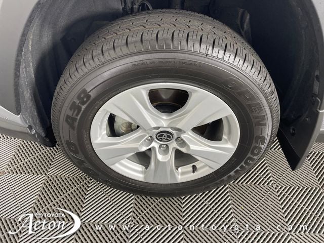 2025 Toyota RAV4 XLE - Photo 11