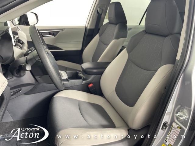 2025 Toyota RAV4 XLE - Photo 12