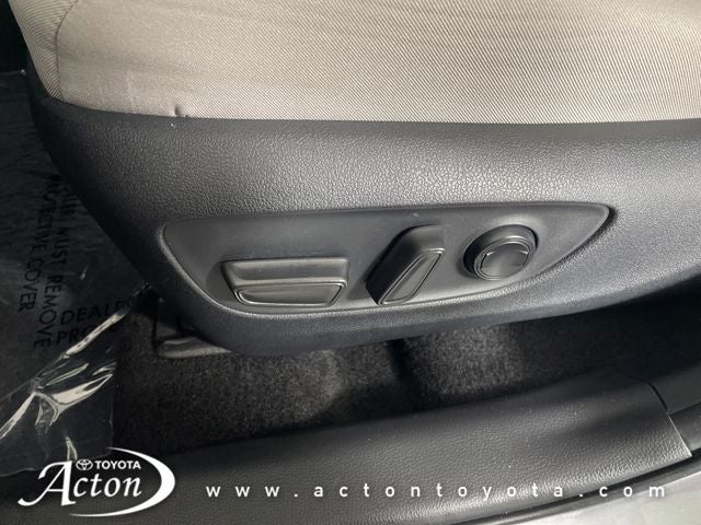 2025 Toyota RAV4 XLE - Photo 13