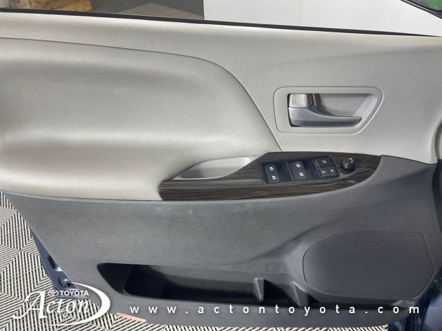2017 Toyota SIENNA XLE 3.5L XLE 7 Passenger