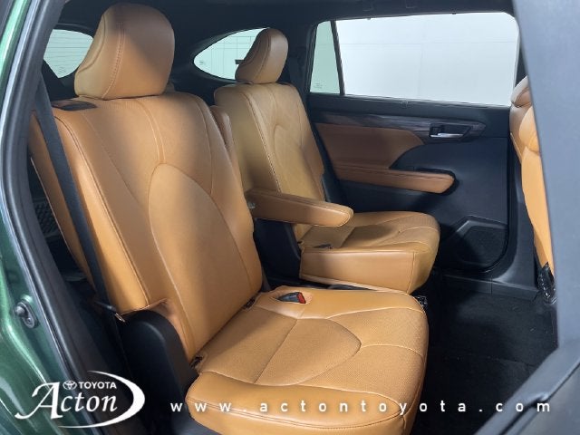 2023 Toyota Highlander Hybrid Platinum