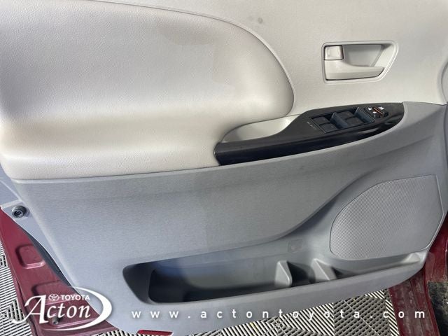 2014 Toyota SIENNA LE 3.5L LE 8 Passenger