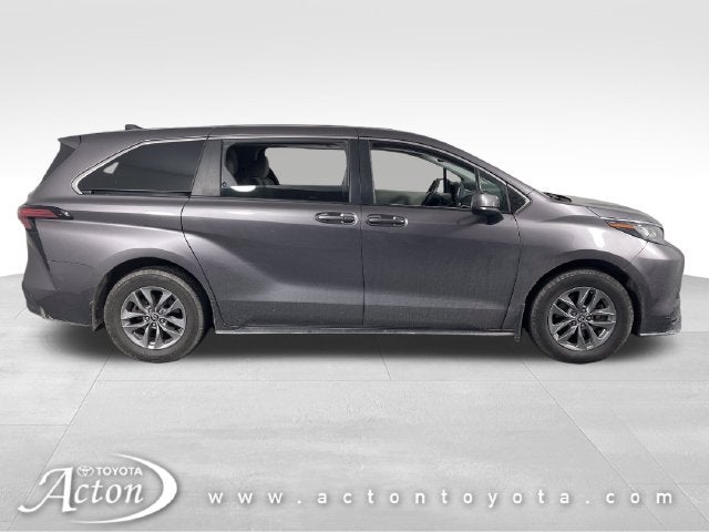2022 Toyota Sienna LE 8 Passenger
